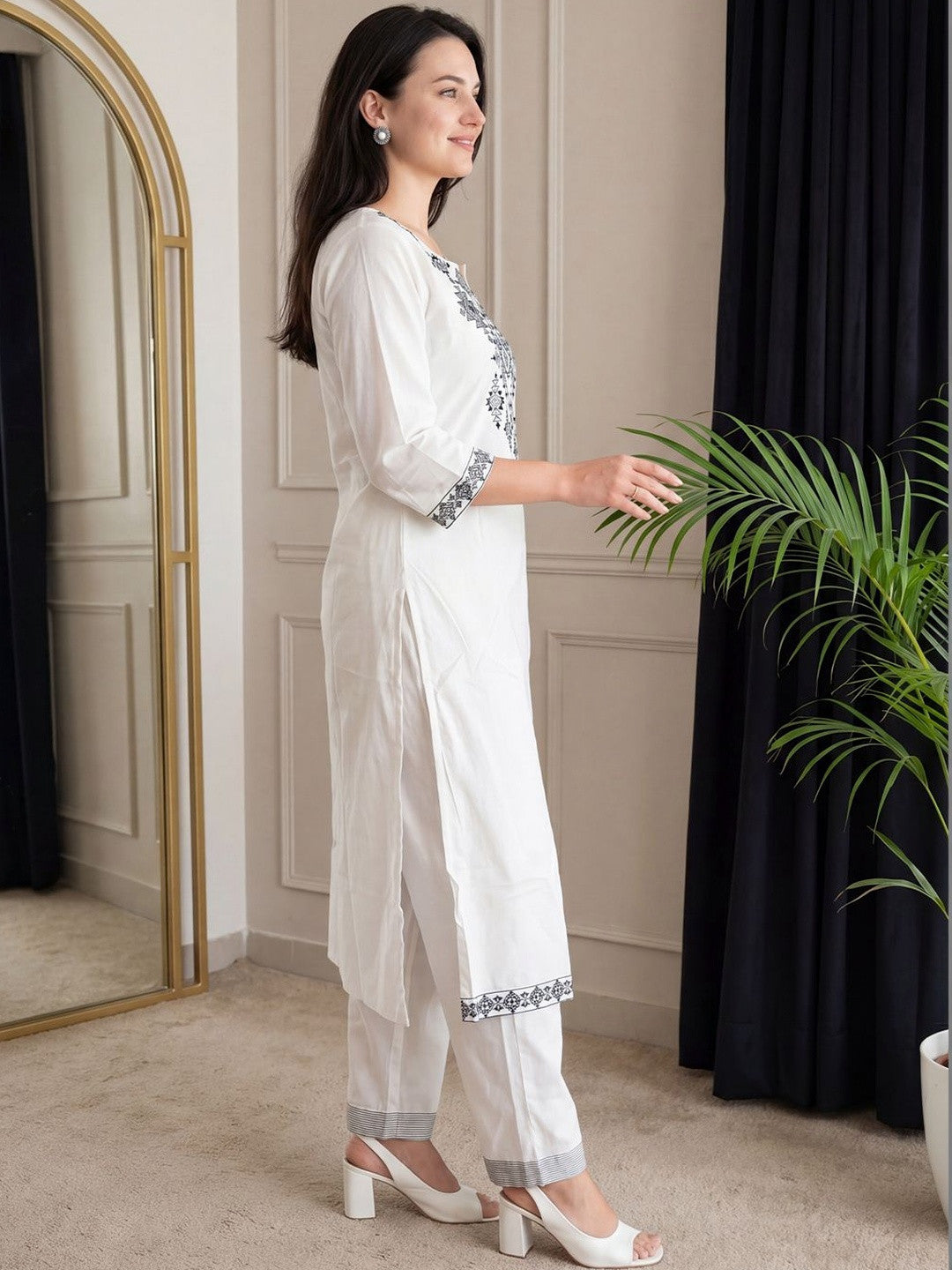 Women White Geometric Printed Cotton Kurta Pant Set